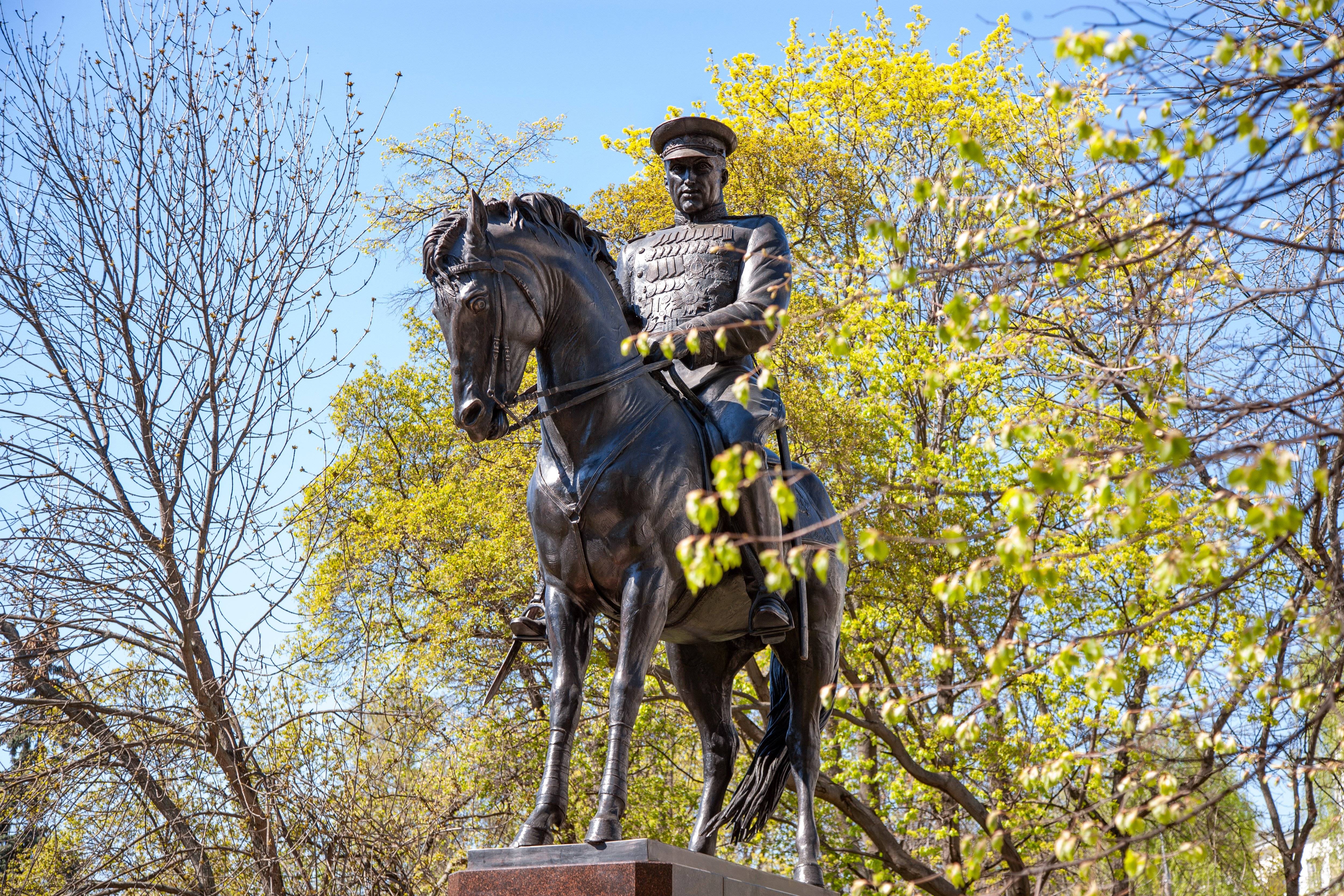 Памятник Дважды Герою Советского Союза Маршалу К.К. Рокоссовскому в Москве