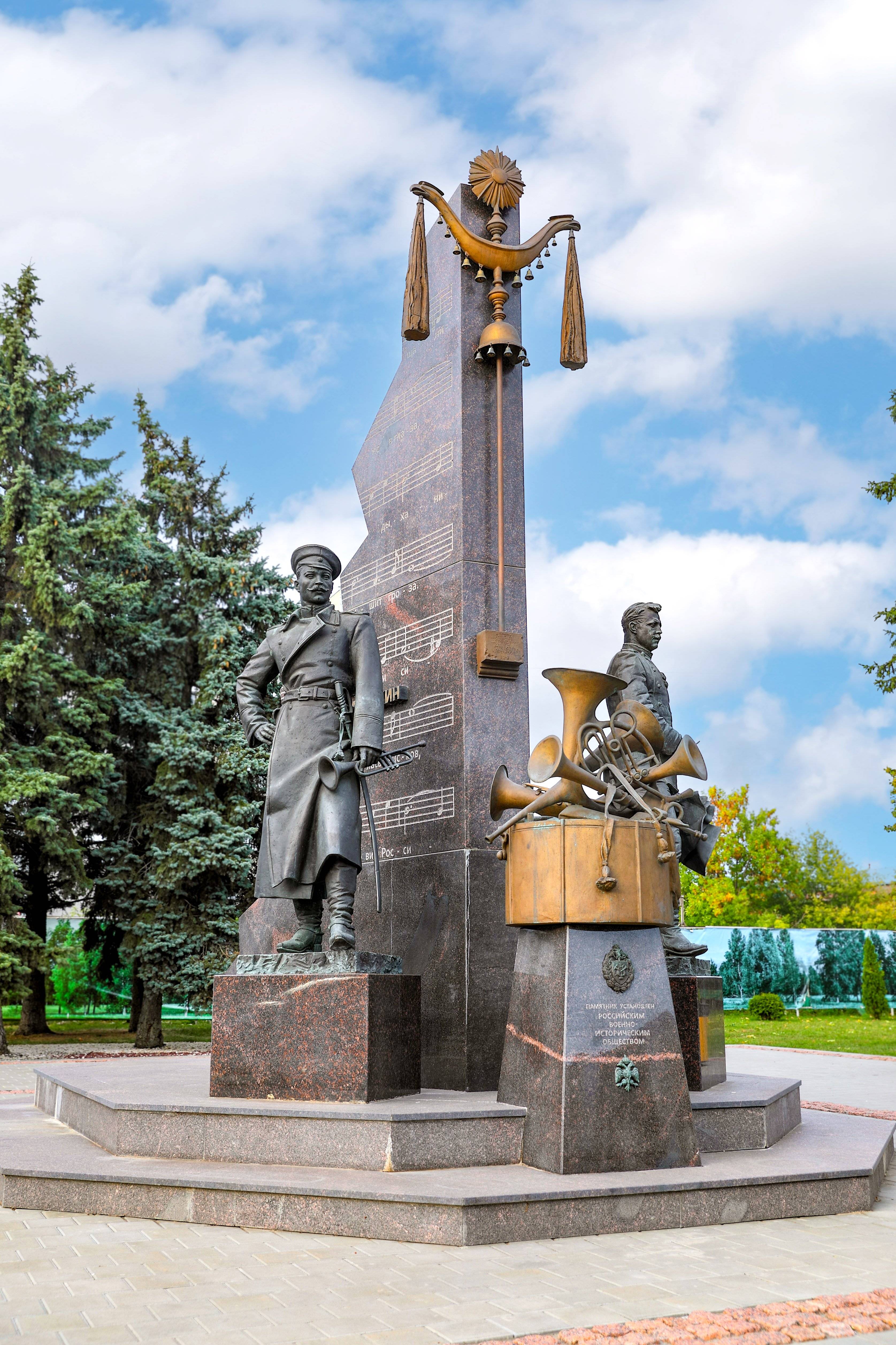 Памятник Василию Агапкину и Илье Шатрову