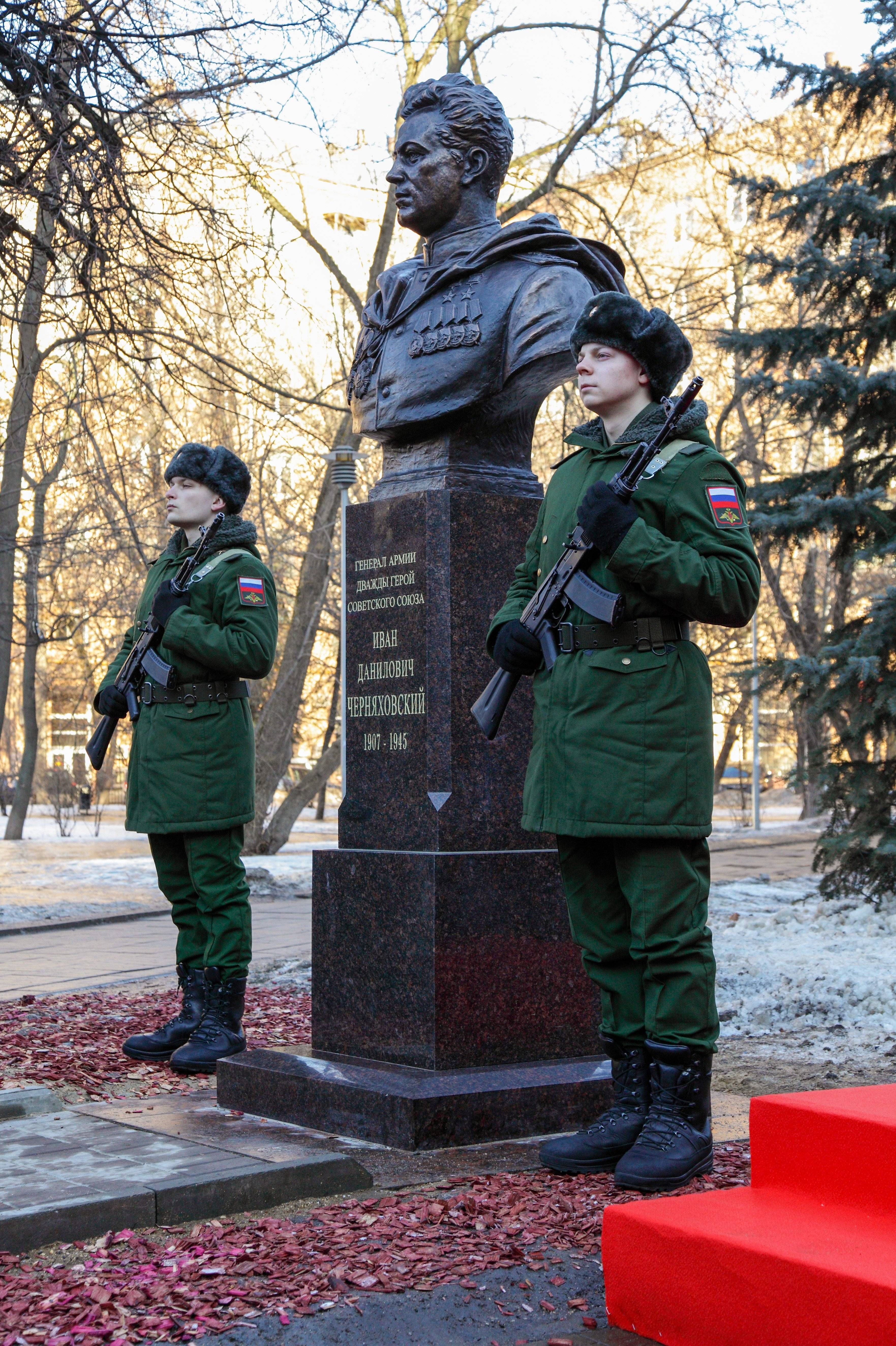 Бюст генералу армии И.Д.Черняховскому
