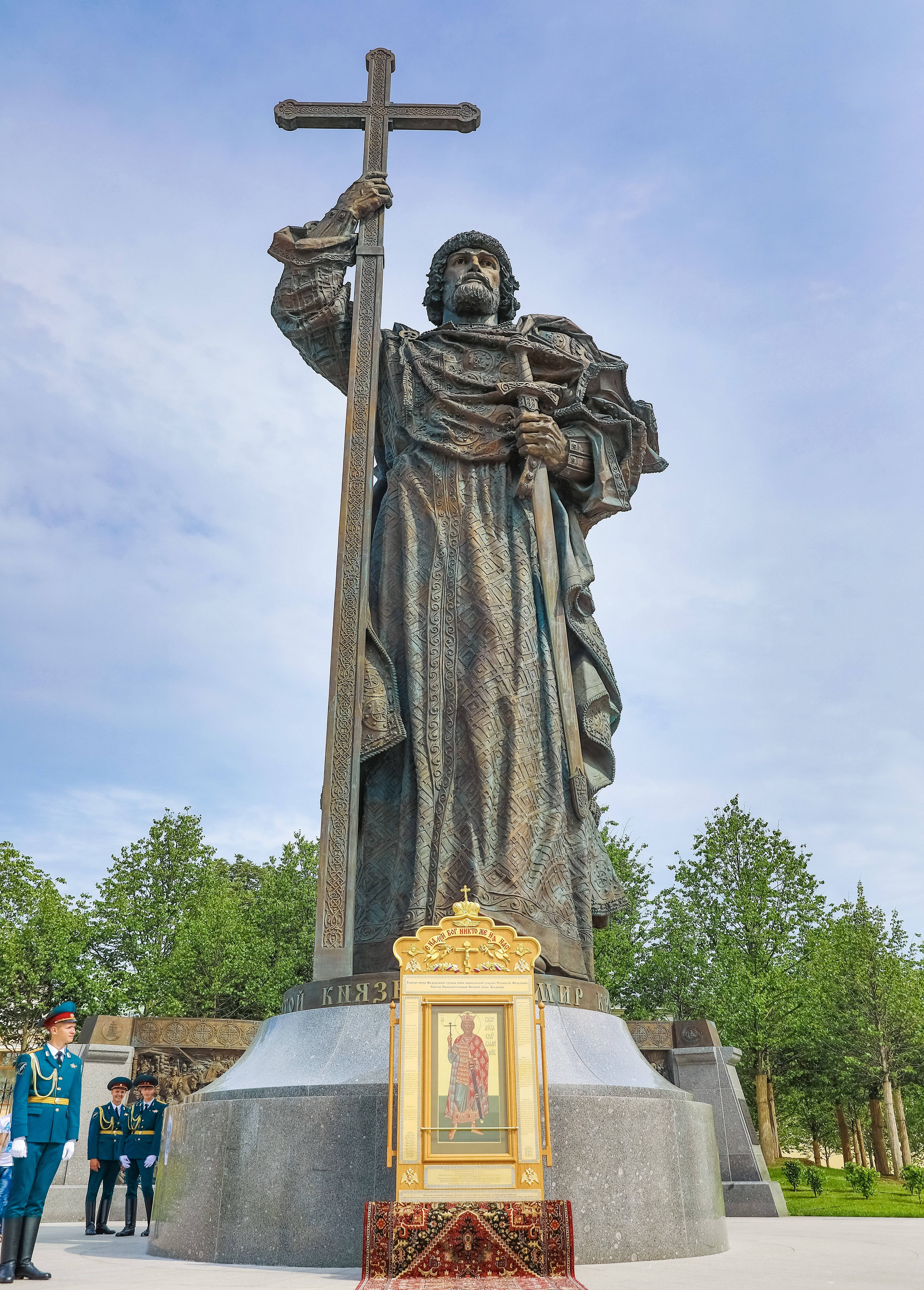 Памятник святому равноапостольному великому князю Владимиру