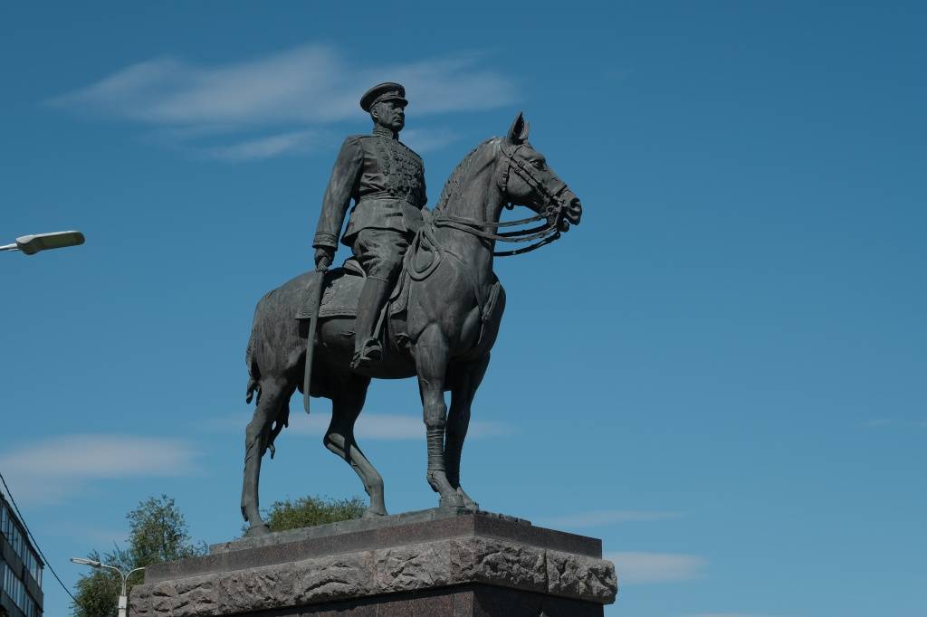 Памятник Дважды Герою Советского Союза Маршалу К.К.Рокоссовскому в Волгограде