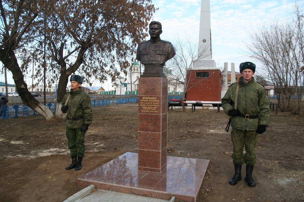 Бюст Герою Советского Союза Г.Л.Кравченко