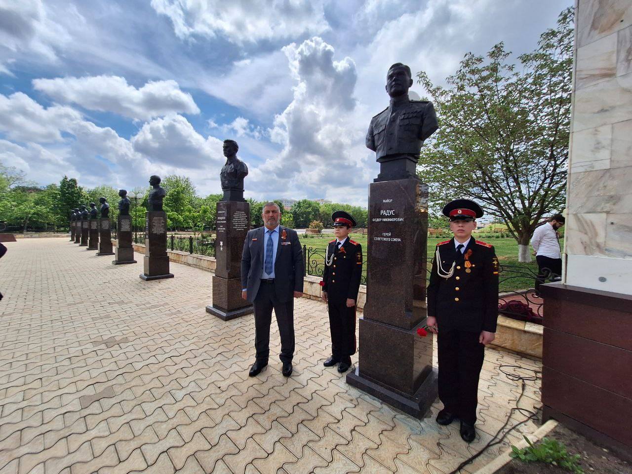 Аллея Героев Советского Союза (5 бюстов)