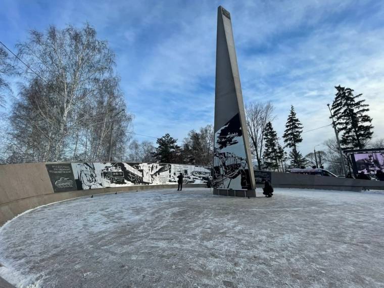 Стела "Омск - Город трудовой доблести"