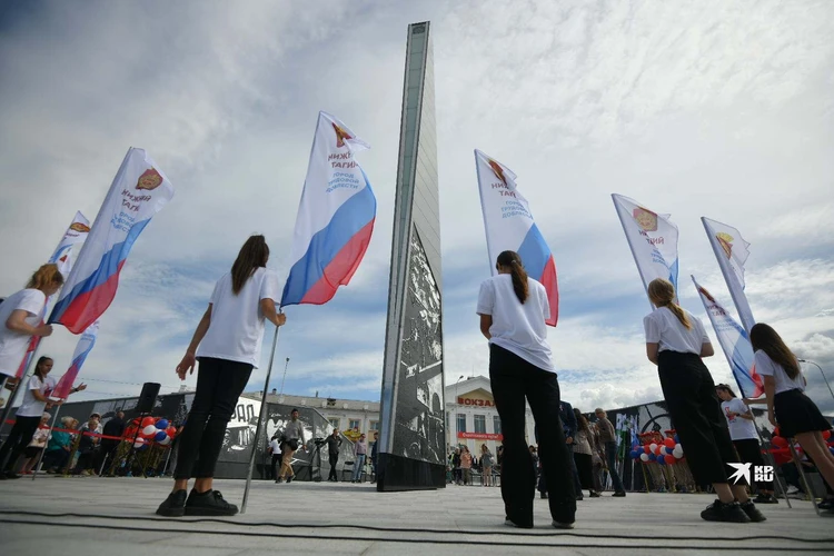 Стела "Нижний Тагил - Город трудовой доблести"