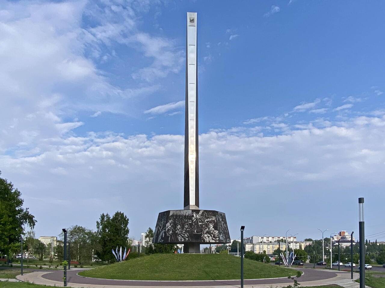 Стела "Иркутск - Город трудовой доблести"