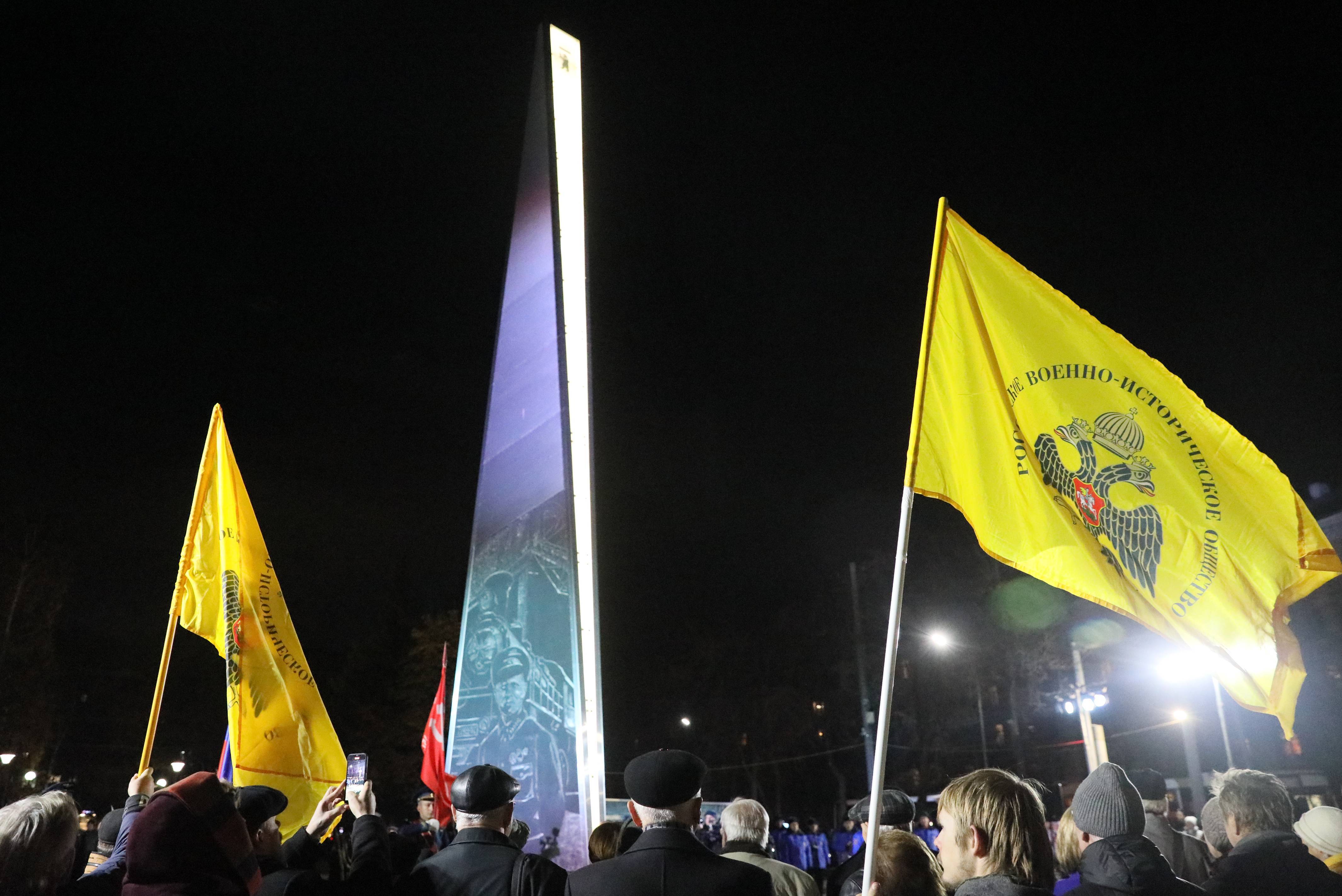 Стела "Ярославль – Город трудовой доблести"