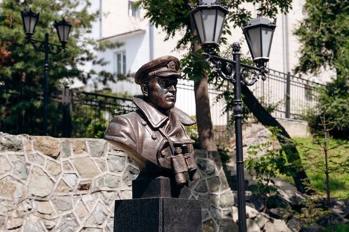 Памятник-бюст М.В.Викторову, первому командующему Тихоокеанским флотом