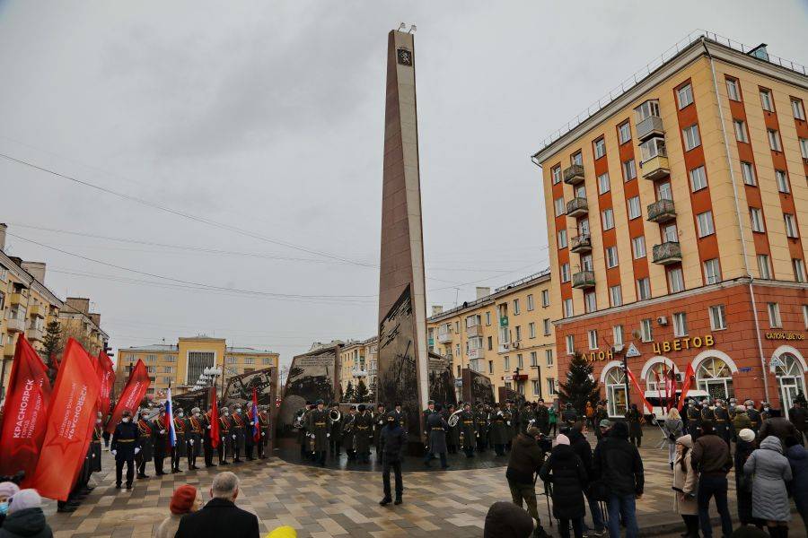 Стела "Красноярск - Город трудовой доблести"