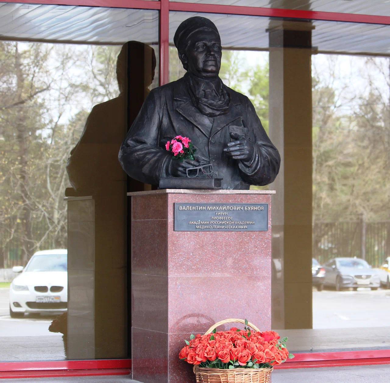 Памятник-бюст хирургу В.М.Буянову