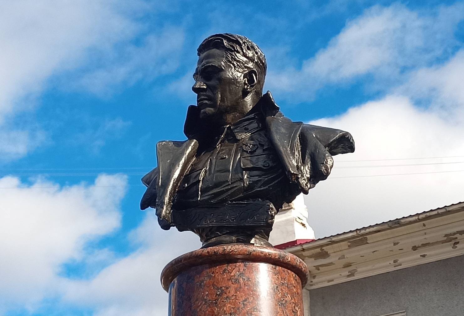 Памятник-бюст П.А.Судоплатову, генерал-лейтенанту