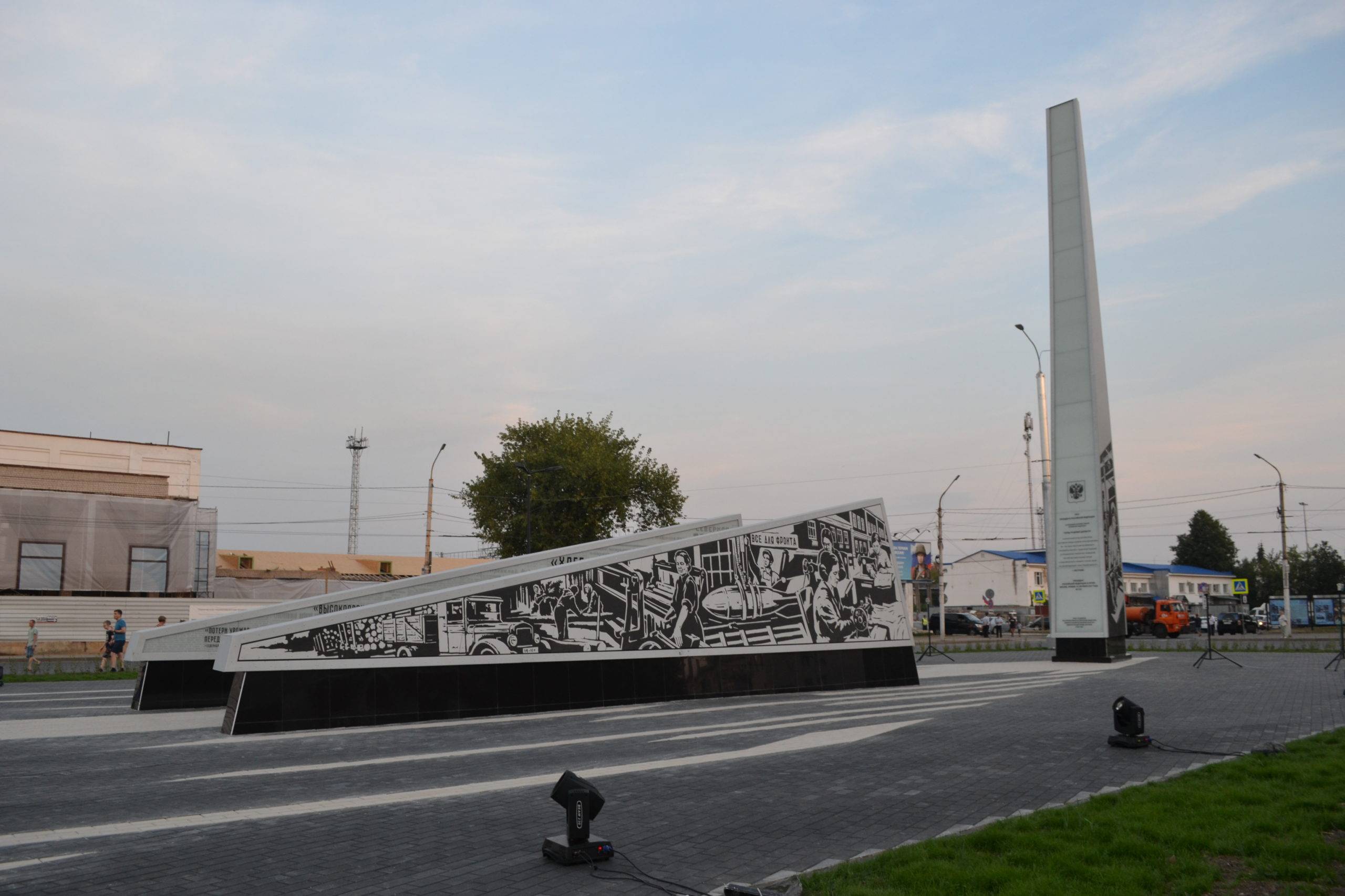 Стела "Кострома – Город трудовой доблести"