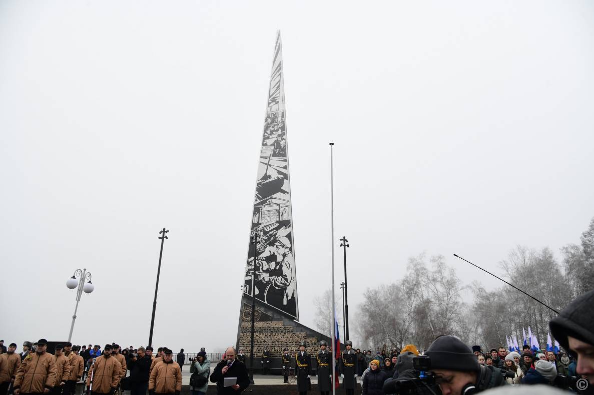 Стела "Барнаул – Город трудовой доблести"