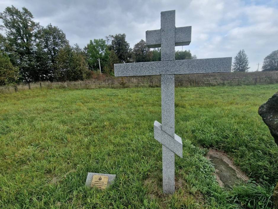 Памятный знак на месте захоронения