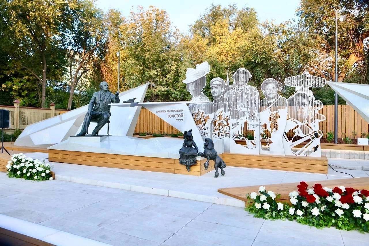Памятник А.Н.Толстому
