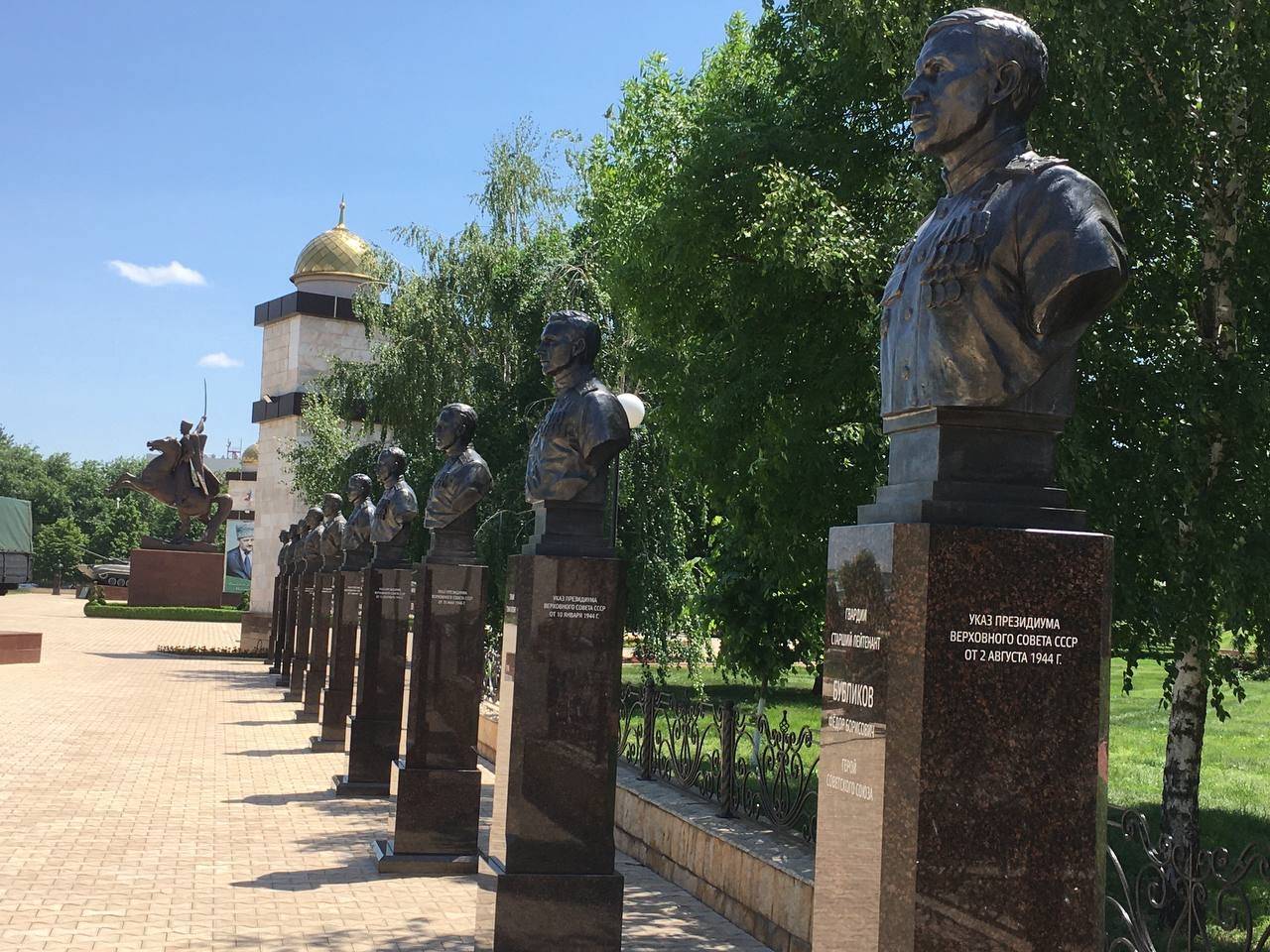 Памятники-бюсты Героям Советского Союза