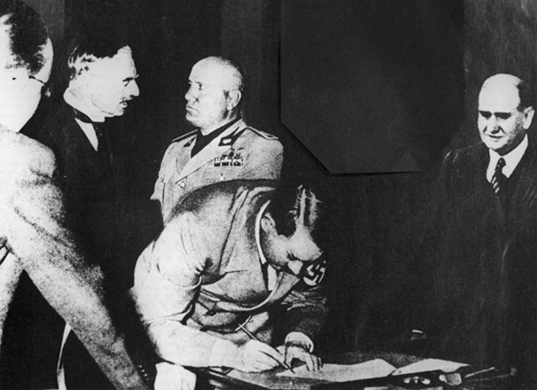 Мюнхенское соглашение 1938 года о разделе Чехословакии — вершина «политики умиротворения», проводившейся западными демократиями в отношении гитлеровской Германии. За спиной фюрера — британский премьер-министр Невилл Чемберлен и итальянский диктатор Бенито Муссолини
